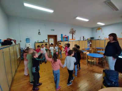 Разучаване на народни песни по НП " Хубаво е в ДГ" 1